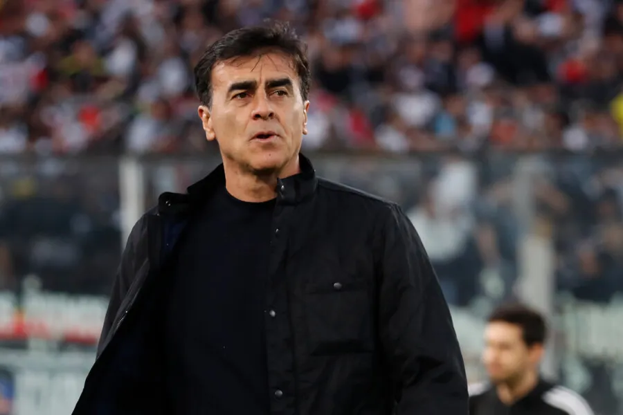 Patricio Yáñez se pegó feroz voltereta por Gustavo Quinteros. | Foto: Photosport