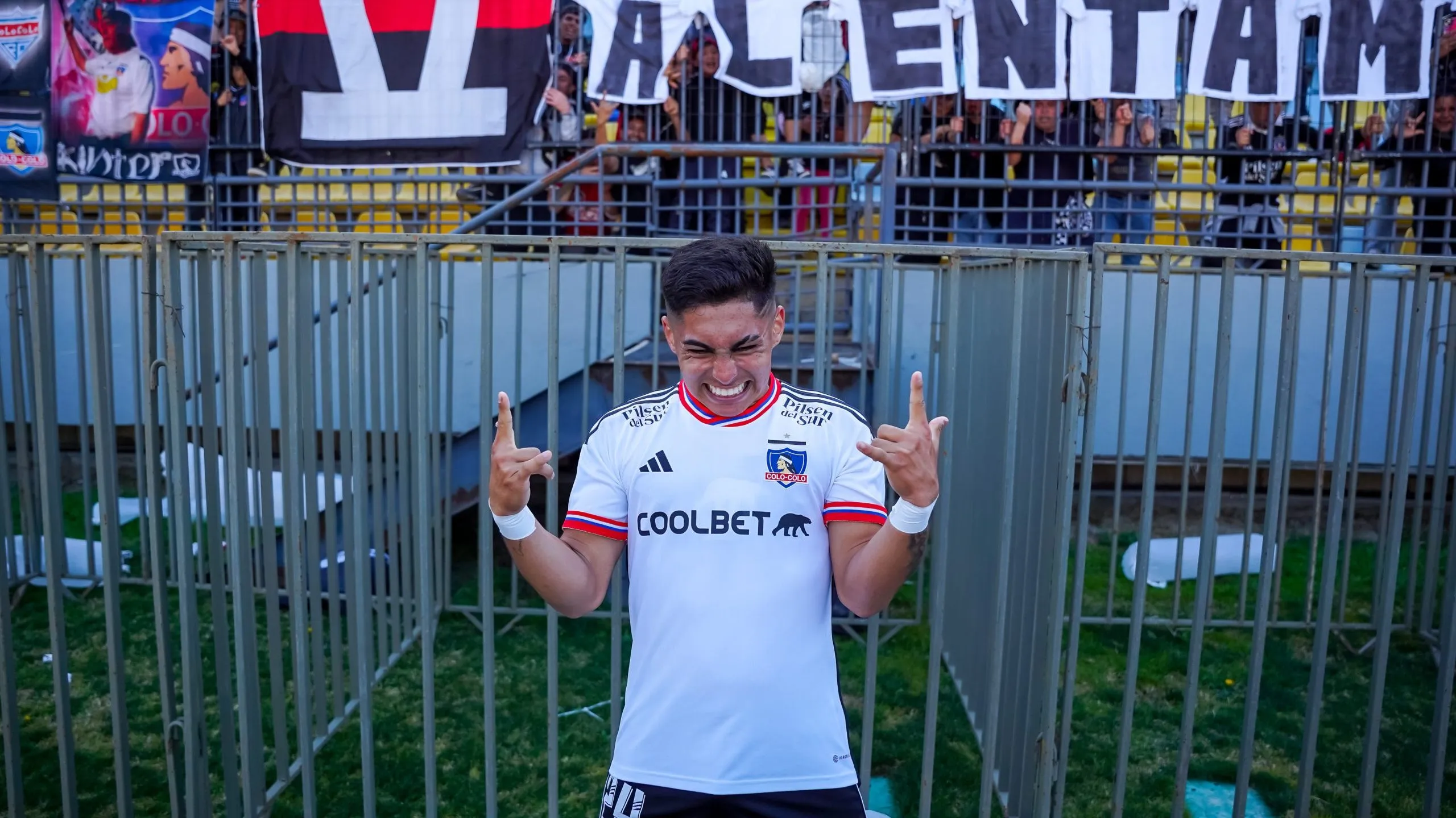 Jordhy Thompson celebró en Colo Colo ante Everton (Foto: Guille Salazar)