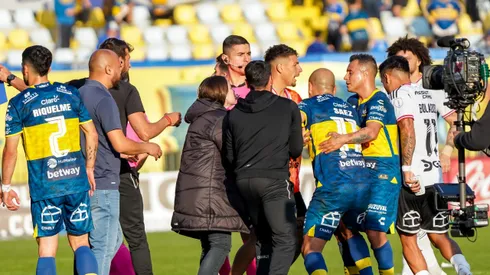 Sebastián Sáez acusa una provocación de Jordhy Thompson tras la victoria de Colo Colo sobre Everton