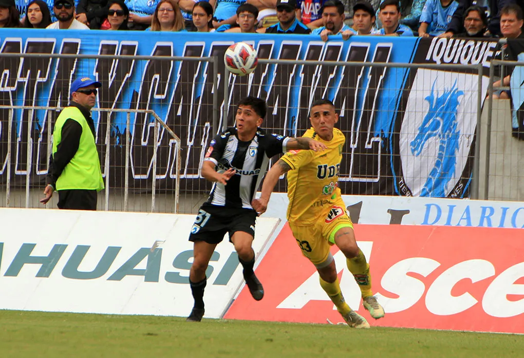 Osvaldo González -derecha- vuelve a ser héroe en el fútbol chileno ahora con camiseta de la UdeConce (Ernesto Medina/Campeonatochileno.cl)