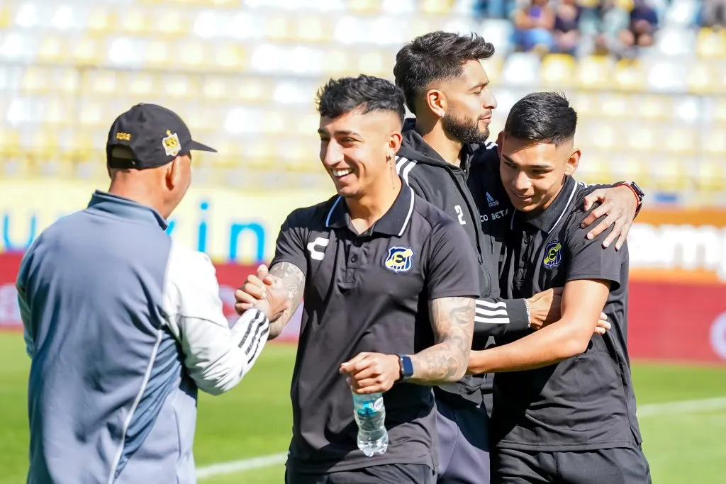 Joan Cruz y Bryan Soto -que aún pertenece a Colo Colo- saludaron a excompañeros (Foto: Guille Salazar)