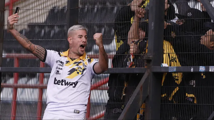 Rodrigo Holgado Masterclass con su celebración y finalmente se ve cómo queda la foto del festejo en la cancha