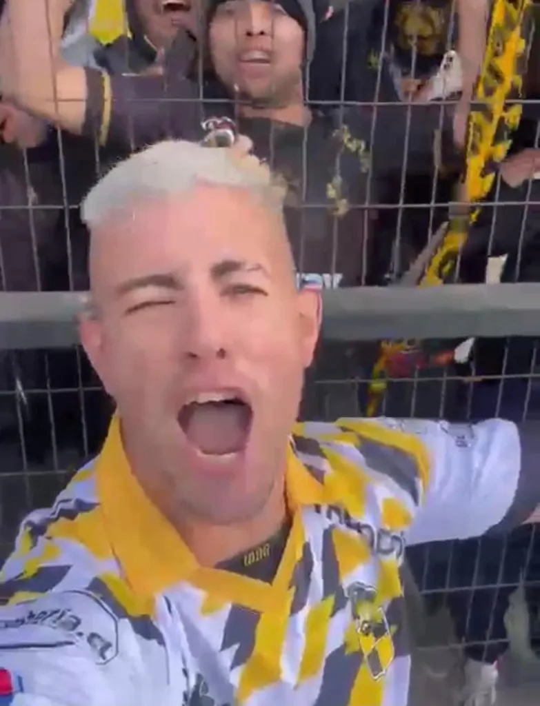 La selfie goleadora de Rodrigo Holgado en plena cancha del Estadio Huachipato en Talcahuano (@Esteban_Musica)