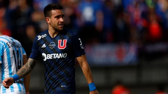 El constante dolor en la rodilla tiene complicado al defensor (Photosport)