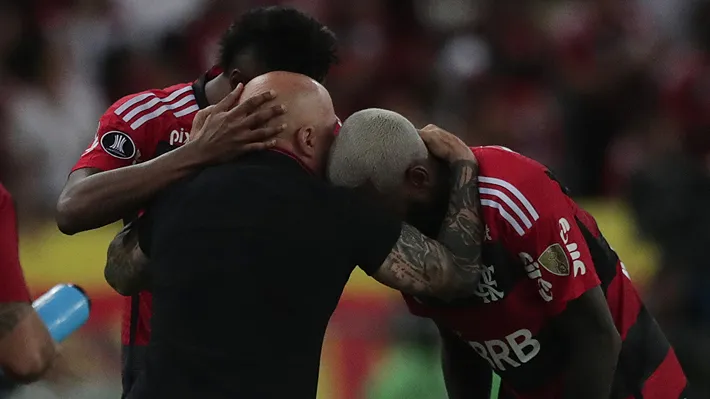 Bruno Henrique y Gerson abrazando a Sampaoli tras el gol de Flamengo | Foto: Instagram