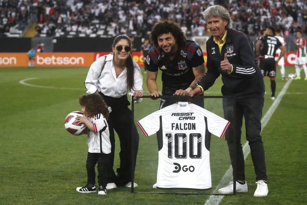 Falcón y su familia posando con el regalo dado por Colo Colo | FOTO: Jonnathan Oyarzun/Photosport