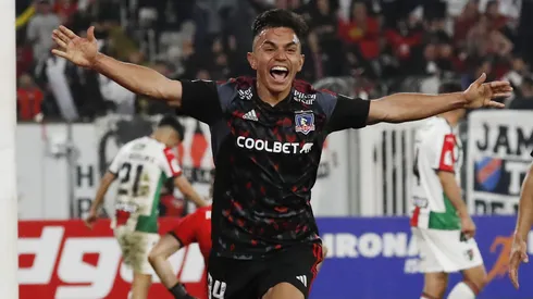 Vicente Pizarro celebró su primer gol como profesional en Colo Colo.