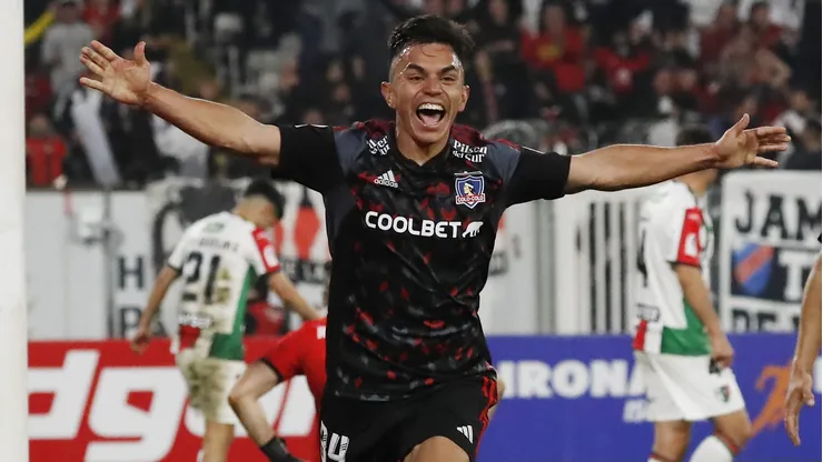 Vicente Pizarro celebró su primer gol como profesional en Colo Colo.