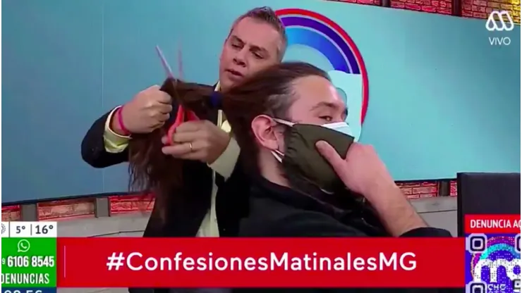 El momento exacto en que José Miguel Viñuela cortó el pelo del camarógrafo José Miranda.