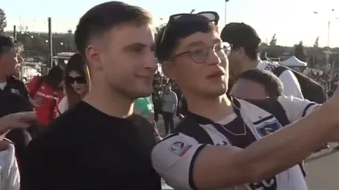 El hijo del ex jugador de Colo Colo se tomó unos minutos para sacarse fotografías con los hinchas albos.