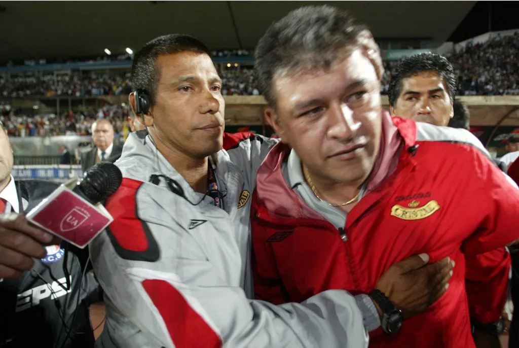 Pele Álvarez (a la izquierda) también fue jefe de seguridad de Colo Colo en la época de Claudio Borghi.