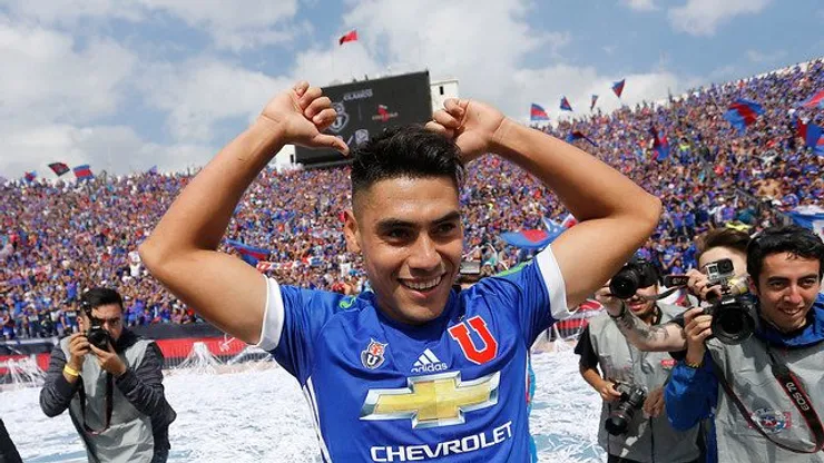 Hinchas de la U se confunden con el saludo de cumpleaños a Felipe Mora