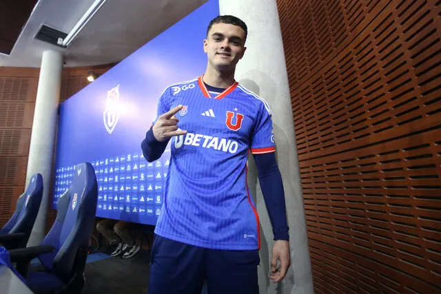 Fernández siendo presentado en la U (Photosport)