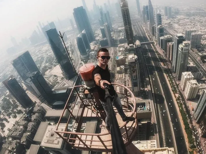 Muere el influencer que escalaba edificios: Cayó al vacío