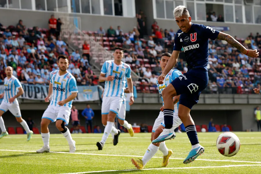 Fernández puso el 1-2 de la U ante Magallanes, pero no llena el paladar de Gamboa. | Foto: Photosport