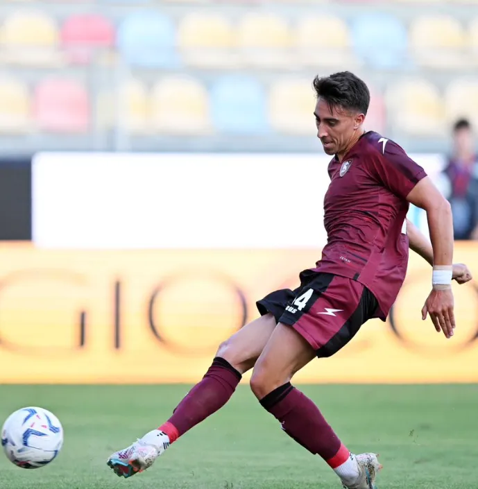 Valencia en pleno amistoso con la camiseta del cuadro Granata | FOTO: @OfficialUSS1919