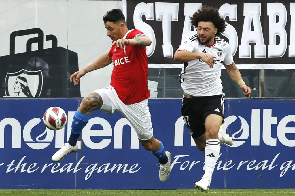 Maximiliano Falcón y Fernando Zampedri se verán las caras en el clásico entre Colo Colo y la Universidad Católica (Foto: Photosport)