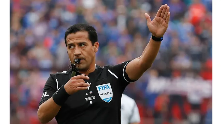 Felipe González tendrá la misión de dirigir el compormiso entre Colo Colo y la Universidad Católica en el estadio Monumental (Foto: Photosport)