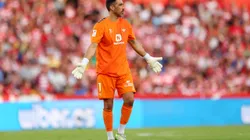 Claudio Bravo la rompe y la prensa española lo destaca