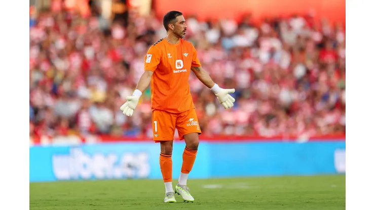 Claudio Bravo la rompe y la prensa española lo destaca