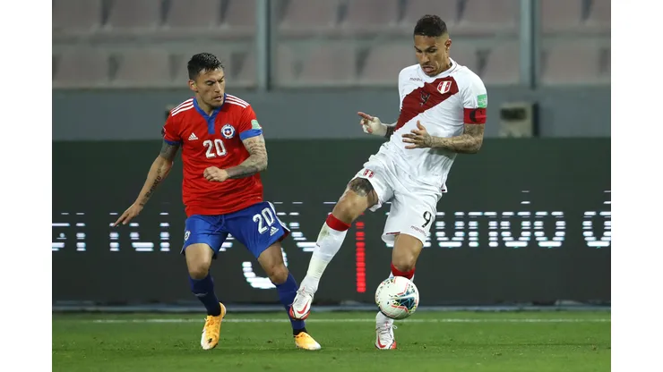 Paolo Guerrero marca dos goles y asusta a Chile
