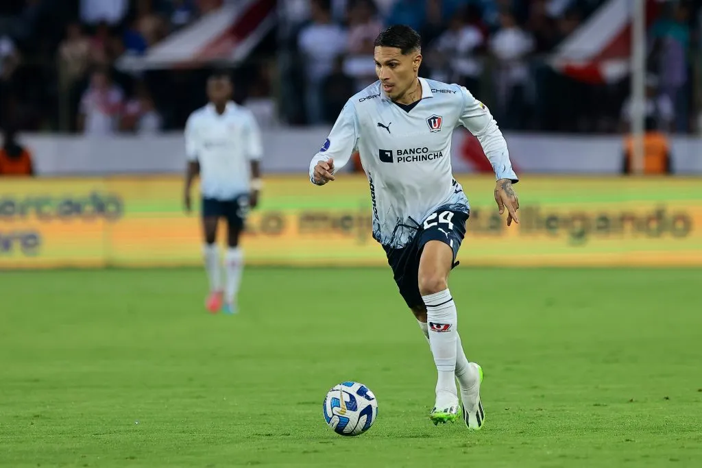 Paolo Guerrero fue la figura de LDU en la goleada sobre Defensa y Justicia (Getty Images)
