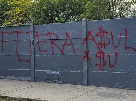 Hinchas de la U llegan al CDA para hacer sentir su malestar contra los jugadores y Azul Azul