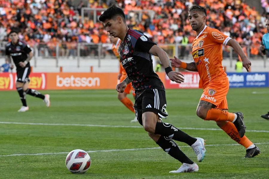 Pelé Álvarez no se encandila con el levantar de Erick WIemberg. | Foto: Photosport