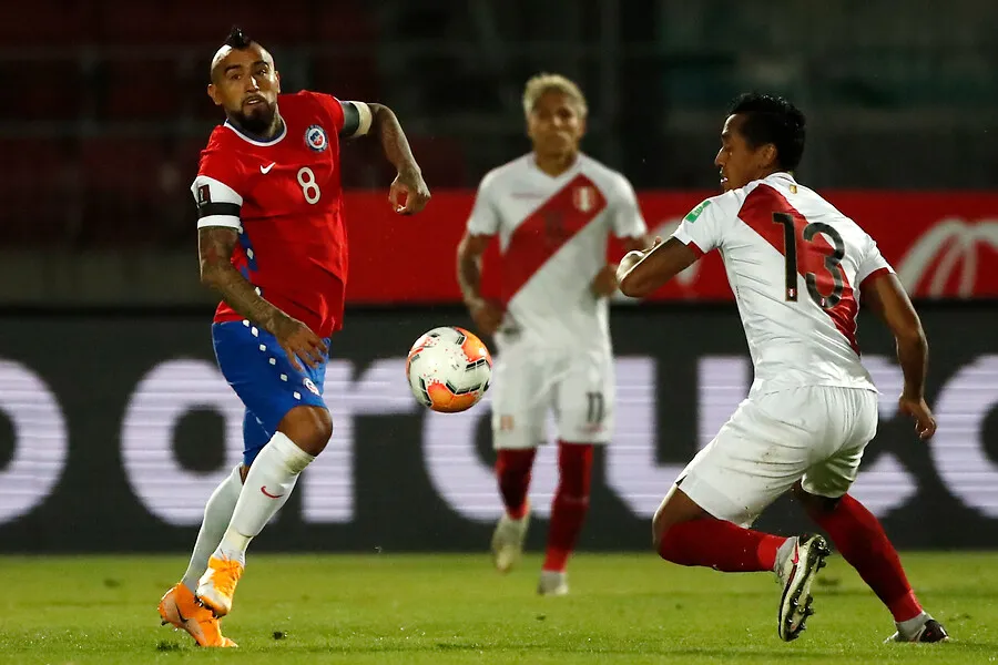 Chile y Perú se vuelven a ver las caras por clasificatorias. | Foto: Photosport