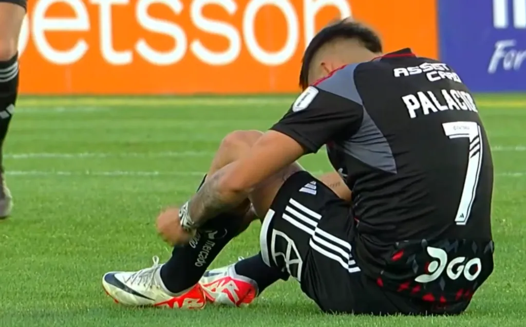 Carlos Palacios se tira al suelo debido a su lesión ante Cobreloa (Pantallazo TNT Sports)