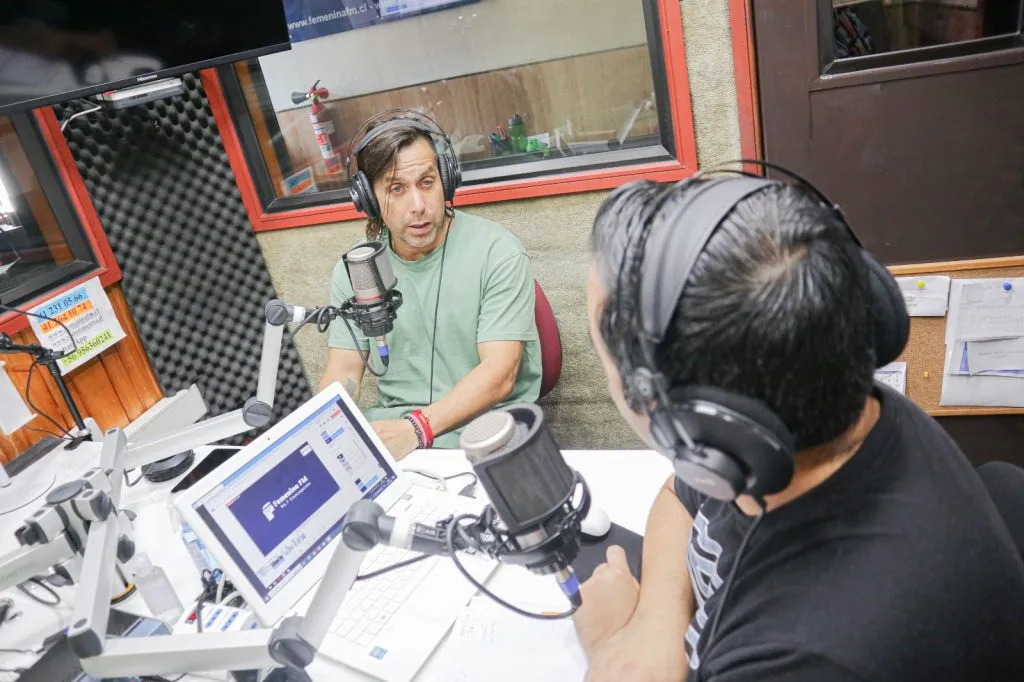 Arturo Sanhueza todos los días está en el panel de Radio Femenina en Concepción (Gentileza Diario La Estrella)