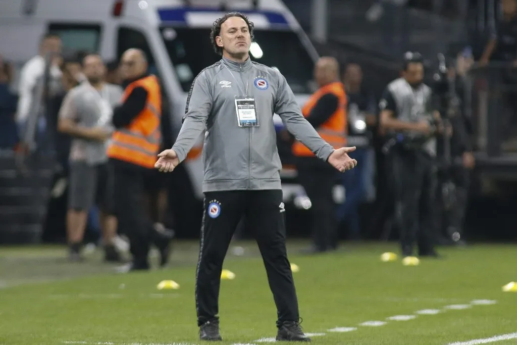 Hace algunas semanas, Milito dejó sorpresivamente el cargo de DT en el conjunto de La Paternal | FOTO: Miguel Schincariol/Getty Images)