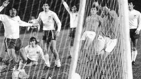 Elías Figueroa -izq- estuvo en ese partido de Chile ante la URSS en Moscú por el repechaje a Alemania 74 en plena dictadura militar en Chile