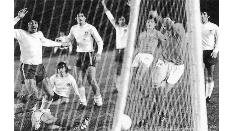 Elías Figueroa -izq- estuvo en ese partido de Chile ante la URSS en Moscú por el repechaje a Alemania 74 en plena dictadura militar en Chile