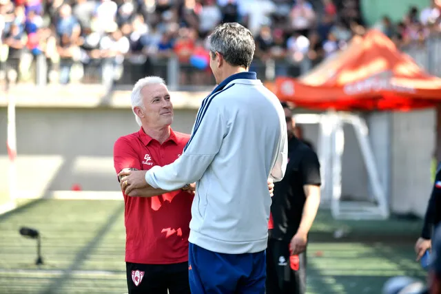 El abrazo de Mauricio Pellegrino e Ivo Basay (Photosport)