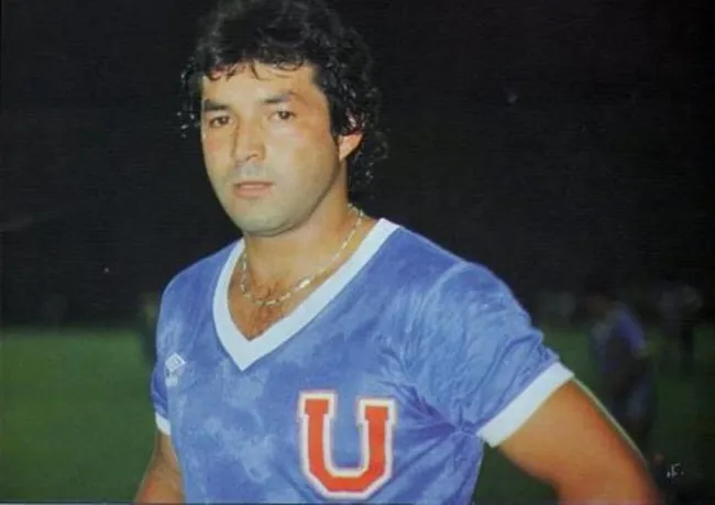 Sandrino Castec fue hospitalizado de urgencia. El ídolo de Universidad de Chile sufre un delicado estado de salud.
