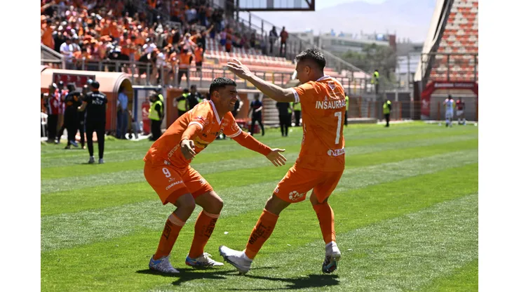 Futbol, Cobreloa vs San Felipe Fecha 27, campeonato Ascenso 2023. El jugador de Cobreloa Cristian Insaurralde, izquierda derecha centro, celebra su gol contra San Felipe durante el partido de primera division B disputado en el estadio Zorro del Desierto Calama, Chile. 24/09/2023 Pedro Tapia/Photosport Football, Cobreloa vs San Felipe 27th turn, 2023 Promotion National Championship. Cobreloa’s player Cristian Insaurralde, left right center, celebrates after scoring against San Felipe during the second division match at the Zorro del Desierto in Calama, Chile. 24/09/2023 Pedro Tapia/Photosport