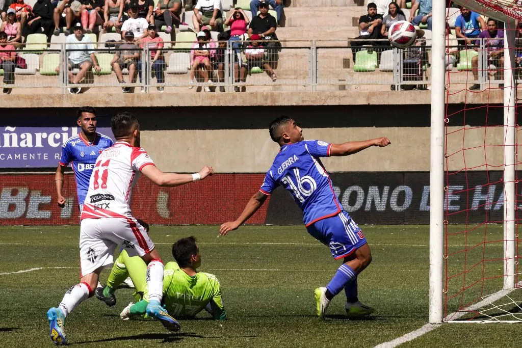 La U dejó escapar la chance de enmendar el camino y se complicó con el descenso (Photosport)