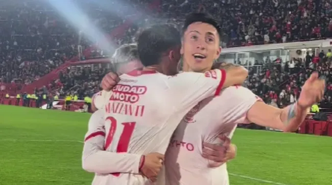 Echeverría celebrando su primer gol en Argentina | FOTO: Huracán