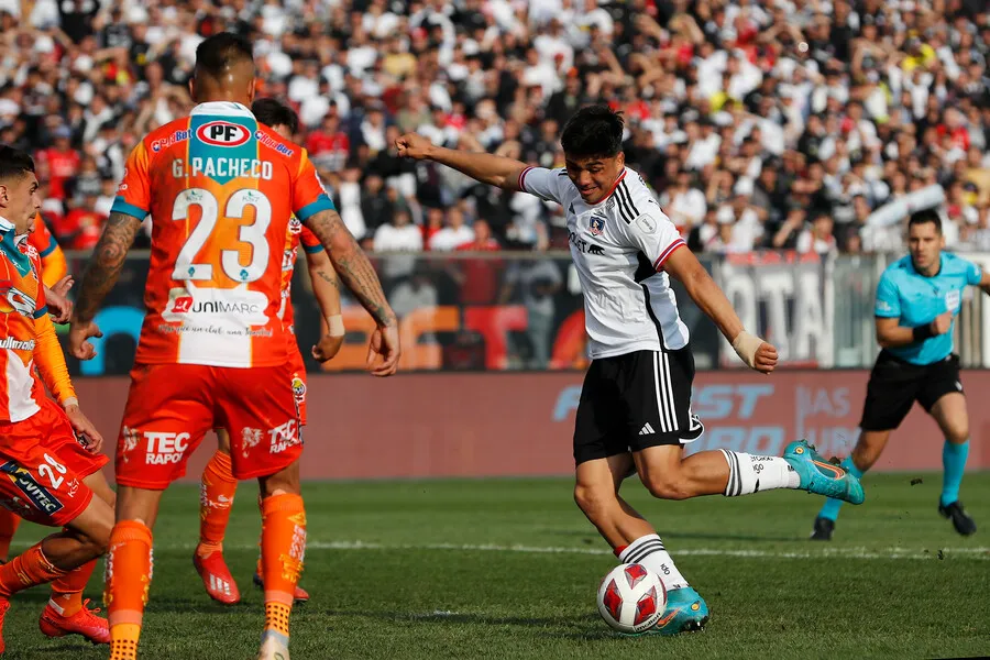 Pizarro anotó doblete en el 6-0 albo. | Foto: Photosport