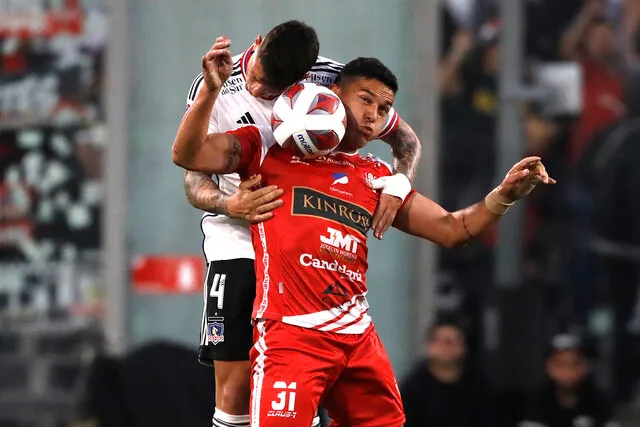 Un interesante partido realizó Isaac Díaz ante Colo Colo (Photosport)