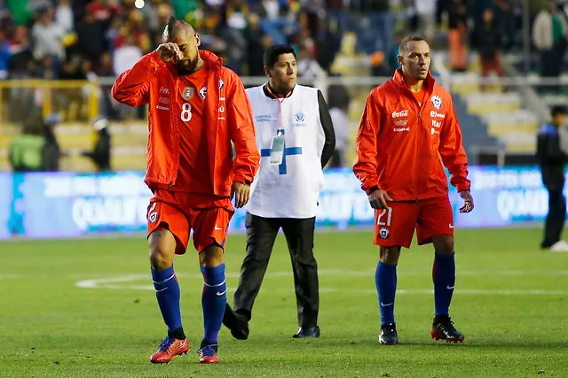Vidal y Díaz saliendo tras la derrota en Bolivia y que complicó las opciones de Chile rumbo a Rusia 2018 (Photosport)