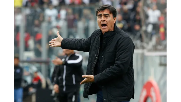 Gustavo Quinteros no siente responsabilidad de salir campeón en Colo Colo
