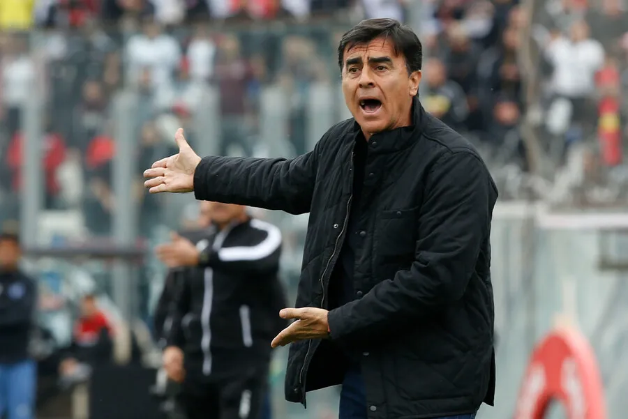 Gustavo Quinteros no siente responsabilidad de salir campeón en Colo Colo (Photosport)