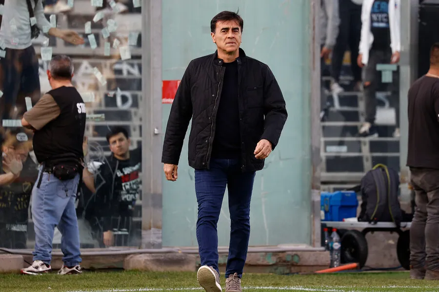 Gustavo Quinteros ha sido fuertemente vinculado a ser el DT de La Roja | Foto: Photosport