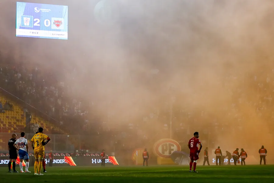 La UC nuevamente sufre por sus hinchas. | Foto: Photosport