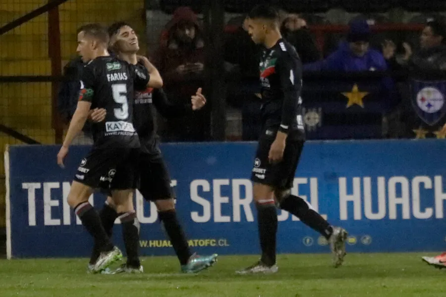 Palestino se roba las miradas de Marcelo Barticciotto. | Foto: Photosport
