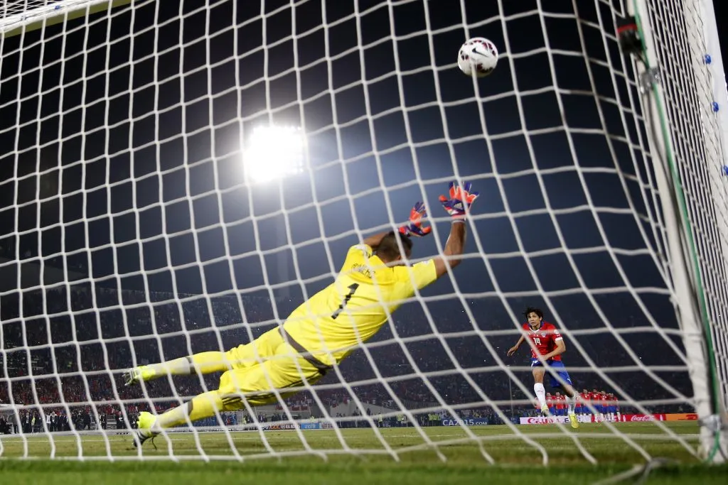 Matías Fernández pateó un penal perfecto en la definición de la Selección Chilena ante Argentina (Foto: Photosport)