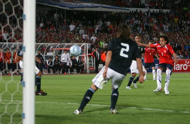 Fabián Orellana marcó un gol histórico para el fútbol chileno (Foto: Photosport)