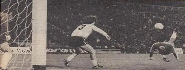 Otra postal del golazo del Bombardero (Archivo)